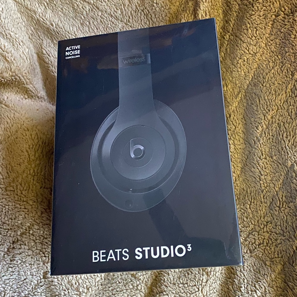 Beats studio 3 noise cancellation, never opened